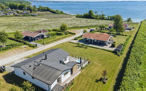 Niska - 200M from the Sea: Toit, Domicile, Porte, Chalet, Ombre, Siding, Cour, Biens, Arrière-Cour