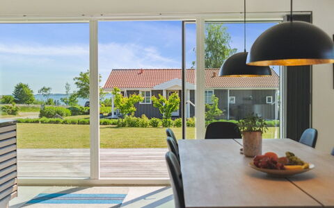 Niska - 200M from the Sea: Toit, Domicile, Porte, Chalet, Ombre, Siding, Cour, Biens, Arrière-Cour