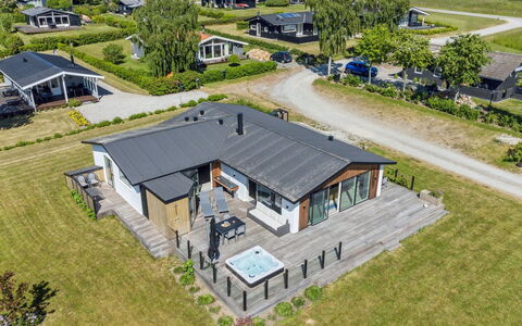 Niska - 200M from the Sea: Toit, Domicile, Porte, Chalet, Ombre, Siding, Cour, Biens, Arrière-Cour