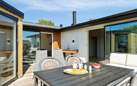 Niska - 200M from the Sea: Toit, Domicile, Porte, Chalet, Ombre, Siding, Cour, Biens, Arrière-Cour