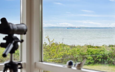 Elspeth - 25M from the Sea: Toit, Maison, Domicile, Chalet, Porte, Siding, Plate-Forme, Porche, Planche, Dur