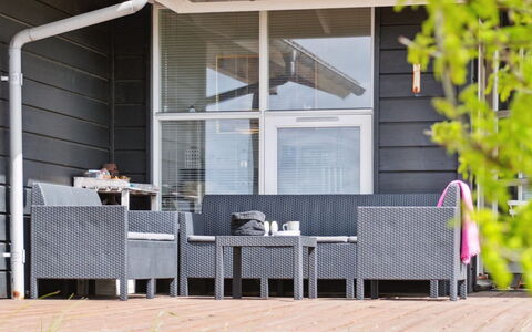 Elspeth - 25M from the Sea: Toit, Maison, Domicile, Chalet, Porte, Siding, Plate-Forme, Porche, Planche, Dur