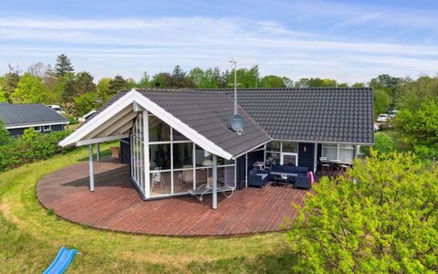 Elspeth - 25M from the Sea: Toit, Maison, Domicile, Chalet, Porte, Siding, Plate-Forme, Porche, Planche, Dur