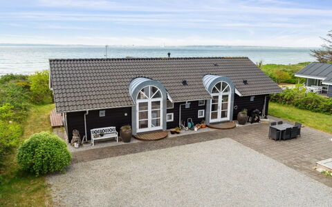 Elspeth - 25M from the Sea: Toit, Maison, Domicile, Chalet, Porte, Siding, Plate-Forme, Porche, Planche, Dur