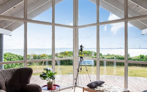 Elspeth - 25M from the Sea: Toit, Maison, Domicile, Chalet, Porte, Siding, Plate-Forme, Porche, Planche, Dur