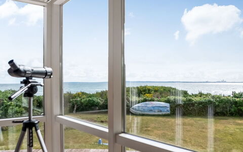Elspeth - 25M from the Sea: Toit, Maison, Domicile, Chalet, Porte, Siding, Plate-Forme, Porche, Planche, Dur