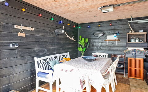 Elspeth - 25M from the Sea: Toit, Maison, Domicile, Chalet, Porte, Siding, Plate-Forme, Porche, Planche, Dur