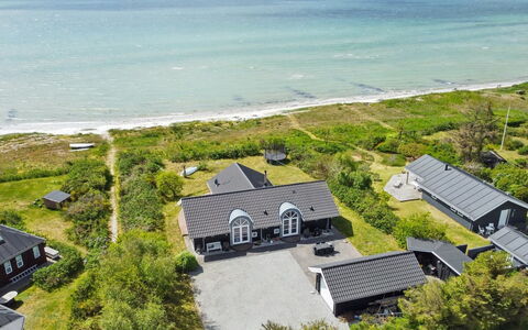 Elspeth - 25M from the Sea: Toit, Maison, Domicile, Chalet, Porte, Siding, Plate-Forme, Porche, Planche, Dur