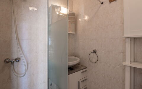 Campestra: Luminaire Plomberie, Tete De Douche, Propriété, Bâtiment, Salle De Bains, Douche, Armoire De Toilette, Cabinetry, Design Intérieur