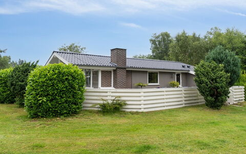Imre - 300M from the Sea: Toit, Chalet, Domicile, Ombre, Siding, Ferme, Porche, Structure En Plein Air, Batiments Jardin