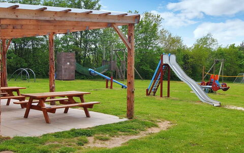 Herta: Bois, Équipement Extérieur Play, Espace Public, Table De Pique-Nique, Terrain De Jeux, Parc, Tableau De Plein Air, Ombre, Loisir, Jardin