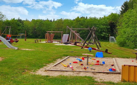 Herta: Toboggan, Équipement Extérieur Play, Espace Public, Terrain De Jeux, Chute, Établissements Humains, Des Loisirs, Parc, Jardin, Loisir