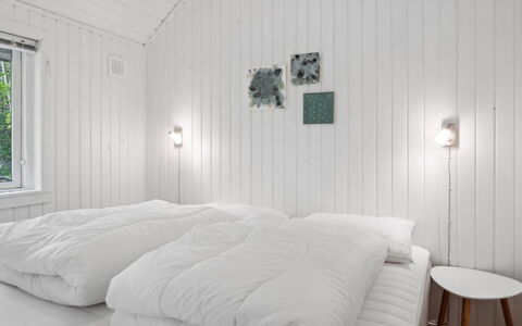 Herta: Chambre, Lit, Blanc, Literie, Drap De Lit, Bois, Plafond, Design Intérieur, Linge, Éclairage