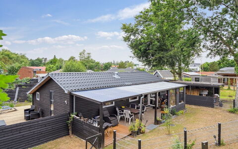 Tjarven - 300M from the Sea: Toit, Maison, Lot Terre, Domicile, Chalet, Biens, Batiments Jardin, Ombre, Cabane En Rondins, Aménagement Paysager