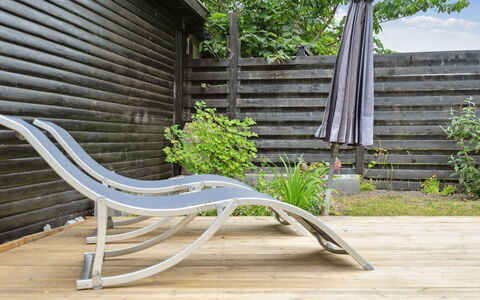 Tjarven - 300M from the Sea: Toit, Maison, Lot Terre, Domicile, Chalet, Biens, Batiments Jardin, Ombre, Cabane En Rondins, Aménagement Paysager