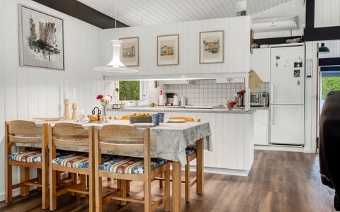Borka - 1.2Km from the Sea: Meubles, Design Intérieur, Cuisine, Bois, Plafond, Sol, Comptoir, Table Cuisine Et Salle A Manger, Sol, Chaise