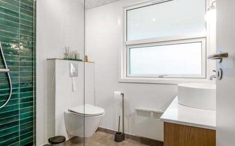 Borka - 1.2Km from the Sea: Salle De Bains, Design Intérieur, Sol, Mur, Luminaire Plomberie, Sol, Toilette, Plafond, Plomberie, Verre