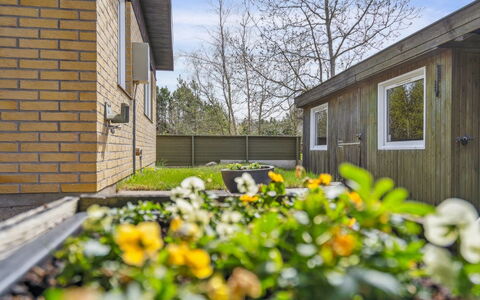 Marjon - 450M from the Sea: Toit, Domicile, Porte, Chalet, Ombre, Siding, Cour, Biens, Arrière-Cour