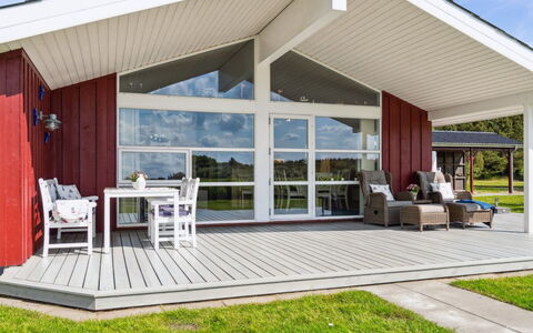 Blondine - 1.4Km from the Sea: Meubles, Canapé, Design Intérieur, Sol, Salon, Sol, Throw Pillow, Pièce, Oreiller