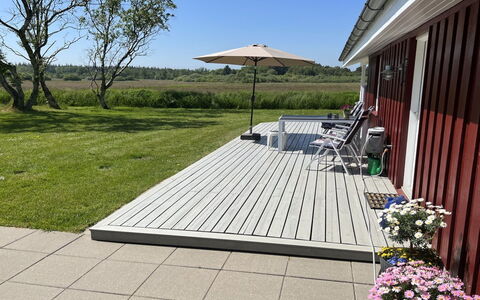 Blondine - 1.4Km from the Sea: Meubles, Canapé, Design Intérieur, Sol, Salon, Sol, Throw Pillow, Pièce, Oreiller