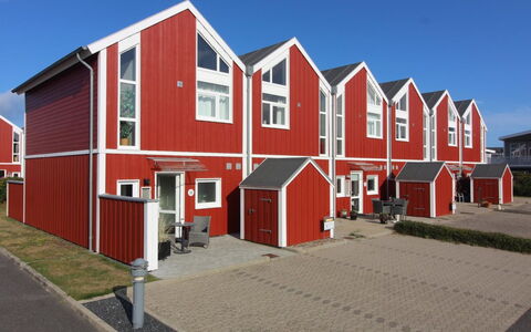 Rikhard - 800M from the Sea: Architecture, Zone Résidentielle, Domicile, Siding, Toit, Fenêtre À Guillotine, Banlieue, Parking, Allée, Cour