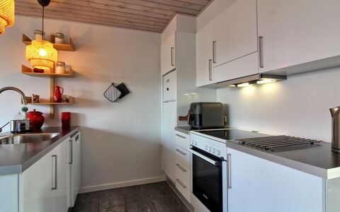 Rikhard - 800M from the Sea: Appareil De Cuisine, Cuisine, Comptoir, Meubles, Design Intérieur, Cabinetry, Sol, Principaux Appliance, Mur, Électroménager