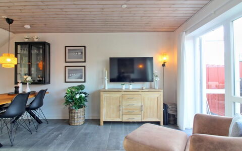 Rikhard - 800M from the Sea: Meubles, Design Intérieur, Sol, Mur, Sol, Bois, Plafond, Salon, Pièce, Table