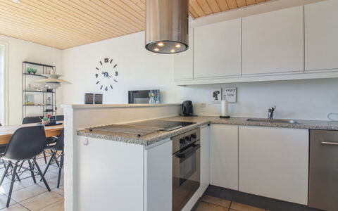 Alessandra - 500M from the Sea: Comptoir, Cuisine, Design Intérieur, Meubles, Sol, Appareil De Cuisine, Cabinetry, Sol, Bois, Principaux Appliance