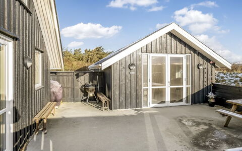 Iida - 100M from the Sea: Bleu, Arbuste, Chalet, Couverture De Sol, Jardin, Biens, Ombre, Aménagement Paysager, Ferme, Eco Hôtel