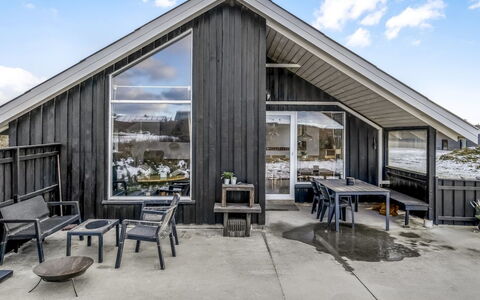 Iida - 100M from the Sea: Bleu, Arbuste, Chalet, Couverture De Sol, Jardin, Biens, Ombre, Aménagement Paysager, Ferme, Eco Hôtel