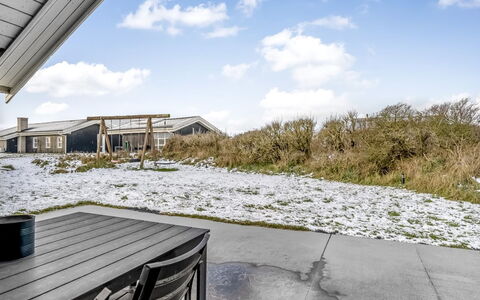 Iida - 100M from the Sea: Bleu, Arbuste, Chalet, Couverture De Sol, Jardin, Biens, Ombre, Aménagement Paysager, Ferme, Eco Hôtel