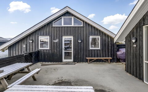 Iida - 100M from the Sea: Bleu, Arbuste, Chalet, Couverture De Sol, Jardin, Biens, Ombre, Aménagement Paysager, Ferme, Eco Hôtel