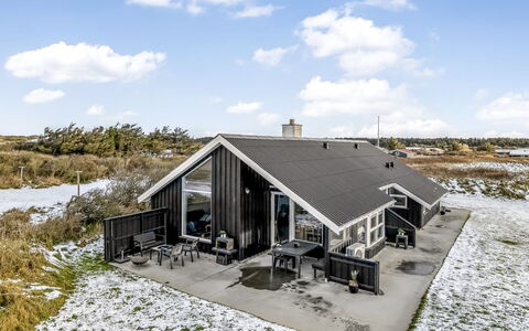Iida - 100M from the Sea: Bleu, Arbuste, Chalet, Couverture De Sol, Jardin, Biens, Ombre, Aménagement Paysager, Ferme, Eco Hôtel