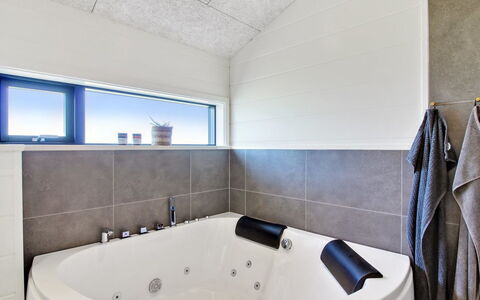 Serey - 1.4Km from the Sea: Luminaire Plomberie, Sol, Salle De Bains, Baignoire, Sol, Design Intérieur, Plafond, Robinet, Plomberie, Composite