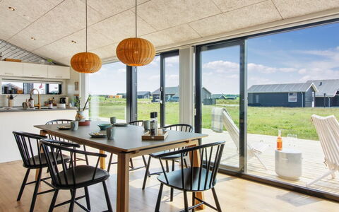 Serey - 1.4Km from the Sea: Table Cuisine Et Salle A Manger, Salle À Manger, Chaise, Matériau Naturel, Dur, Tableau De Plein Air, Planche, Contre-Plaqué, Lumber, Parquet