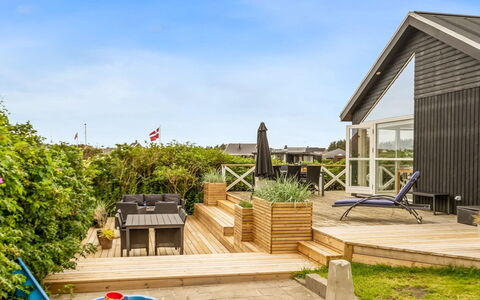 Regnwald - 400M from the Sea: Meubles, Design Intérieur, Sol, Bois, Sol, Plafond, Parquet, Chaise, Table, Éclairage