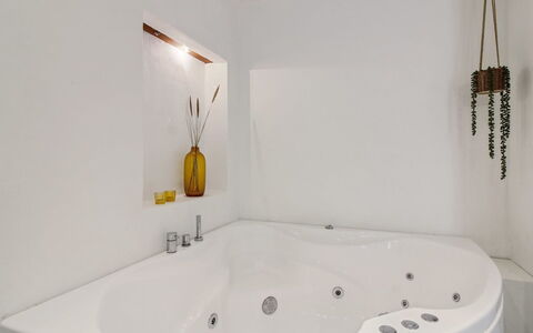 Maiti - 300M from the Sea: Baignoire, Mur, Design Intérieur, Luminaire Plomberie, Salle De Bains, Sol, Plafond, Éclairage, Sol, Plomberie