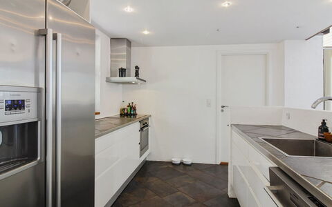 Maiti - 300M from the Sea: Comptoir, Cuisine, Sol, Design Intérieur, Appareil De Cuisine, Cabinetry, Sol, Bois, Principaux Appliance, Plafond