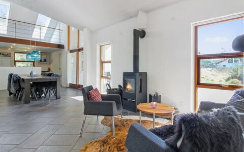 Maiti - 300M from the Sea: Sol, Bois, Meubles, Design Intérieur, Sol, Plafond, Salon, Canapé, Pièce, Domicile