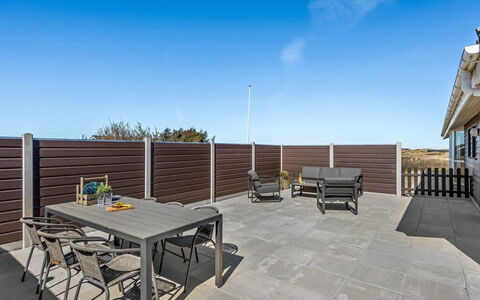 Zuhra - 250M from the Sea: Maison, Domicile, Porte, Toit, Chalet, Biens, Jardin, Ombre, Siding, Cour