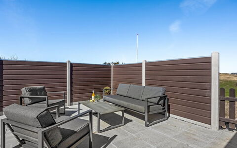 Zuhra - 250M from the Sea: Maison, Domicile, Porte, Toit, Chalet, Biens, Jardin, Ombre, Siding, Cour
