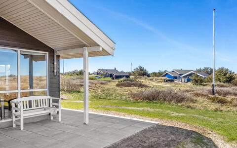 Zuhra - 250M from the Sea: Maison, Domicile, Porte, Toit, Chalet, Biens, Jardin, Ombre, Siding, Cour