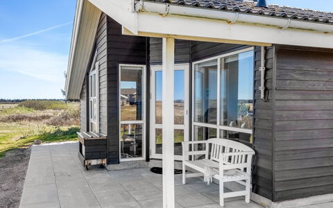 Zuhra - 250M from the Sea: Maison, Domicile, Porte, Toit, Chalet, Biens, Jardin, Ombre, Siding, Cour