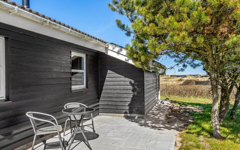 Zuhra - 250M from the Sea: Maison, Domicile, Porte, Toit, Chalet, Biens, Jardin, Ombre, Siding, Cour