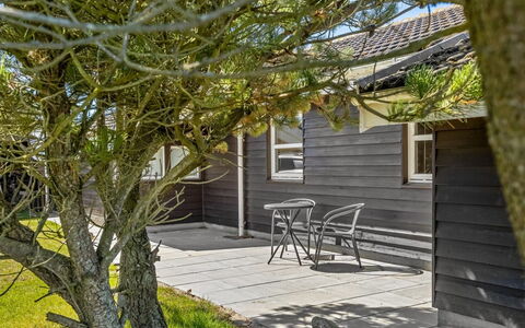 Zuhra - 250M from the Sea: Maison, Domicile, Porte, Toit, Chalet, Biens, Jardin, Ombre, Siding, Cour