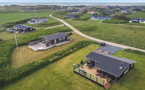 Lok - 450M from the Sea: Architecture, Toit, Domicile, Composite, Daylighting, Siding, Allée