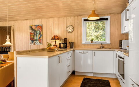 Anelisa - 1.2Km from the Sea: Cuisine, Appareil De Cuisine, Bois, Comptoir, Design Intérieur, Sol, Principaux Appliance, Meubles, Plafond, Cabinetry
