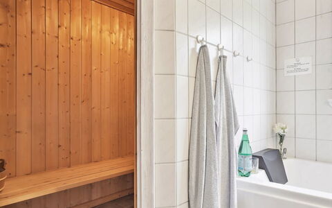 Anelisa - 1.2Km from the Sea: Bois, Sol, Sol, Design Intérieur, Pièce, Plomberie, Luminaire Plomberie, Tuile, Salle De Bains, Tache De Bois