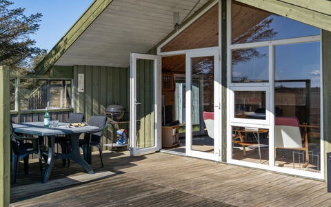 Tianna - 500M from the Sea: Sol, Design Intérieur, Bois, Sol, Escaliers, Plafond, Tache De Bois, Parquet, Dur, Balustrade