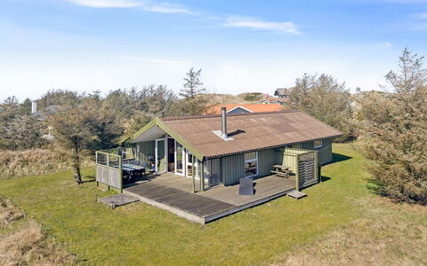 Tianna - 500M from the Sea: Toit, Domicile, Porte, Chalet, Ombre, Siding, Cour, Biens, Arrière-Cour